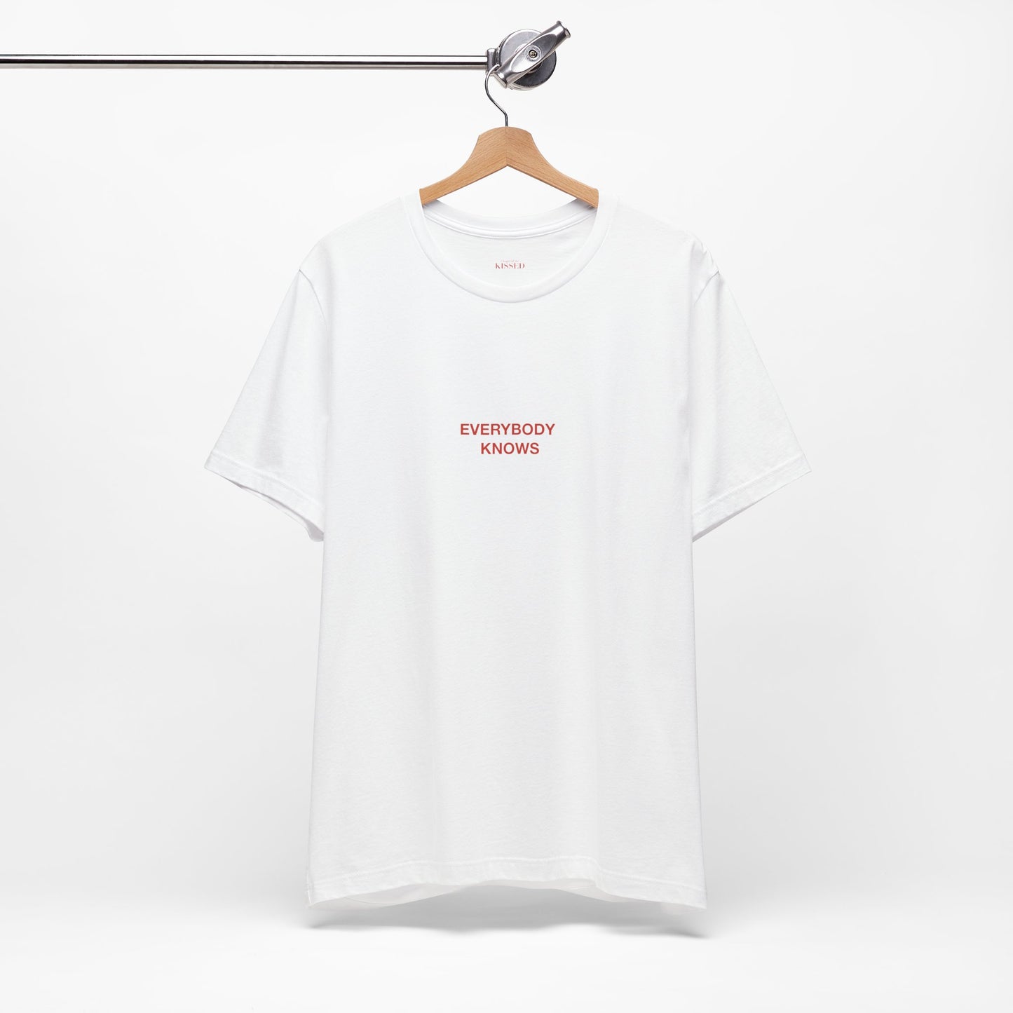 EVERYBODY KNOWS - Classic, Comfy, Unisex T-Shirt (EU)